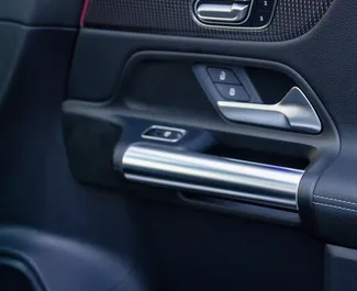 Innenraum von Mercedes-Benz GLA-Class zur Miete in Georgien. Ein großartiges 5-Sitzer Fahrzeug mit Automatisch Getriebe.