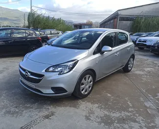Frontansicht eines Mietwagens Opel Corsa in Kalamata, Griechenland ✓ Auto Nr.1500. ✓ Schaltgetriebe TM ✓ 0 Bewertungen.
