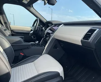 Innenraum von Land Rover Discovery zur Miete in Georgien. Ein großartiges 7-Sitzer Fahrzeug mit Automatisch Getriebe.