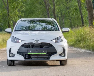 Frontansicht eines Mietwagens Toyota Yaris in Becici, Montenegro ✓ Auto Nr.15934. ✓ Automatisch TM ✓ 0 Bewertungen.
