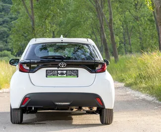 Vermietung Toyota Yaris. Wirtschaft, Komfort Fahrzeug zur Miete in Montenegro ✓ Kaution Einzahlung von 200 EUR ✓ Versicherungsoptionen KFZ-HV.