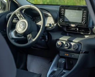 Toyota Yaris 2026 zur Miete verfügbar in Becici, mit Kilometerbegrenzung unbegrenzte.