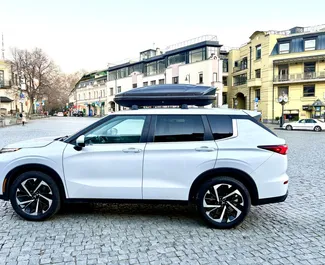 Mitsubishi Outlander 2022 mit Antriebssystem Allradantrieb, verfügbar in Tiflis.