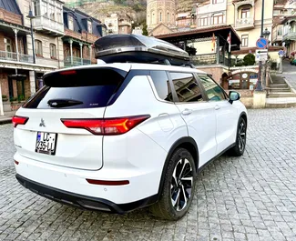 Benzin 2,5L Motor von Mitsubishi Outlander 2022 zur Miete in Tiflis.