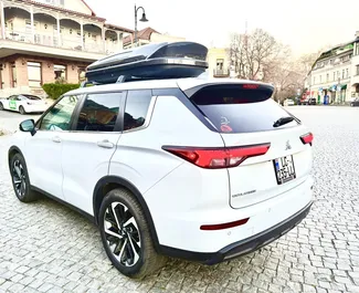 Innenraum von Mitsubishi Outlander zur Miete in Georgien. Ein großartiges 7-Sitzer Fahrzeug mit Automatisch Getriebe.