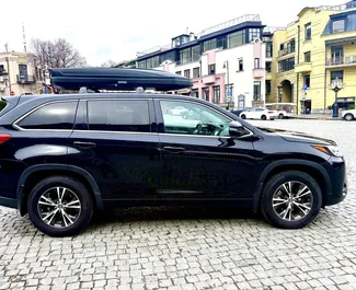 Innenraum von Toyota Highlander zur Miete in Georgien. Ein großartiges 7-Sitzer Fahrzeug mit Automatisch Getriebe.