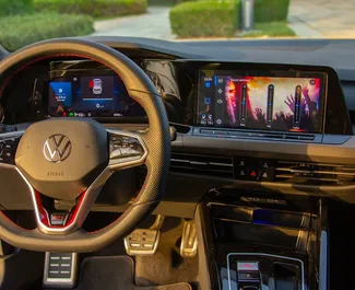 Volkswagen Golf 8 2025 zur Miete verfügbar in Dubai, mit Kilometerbegrenzung 250 km/Tag.