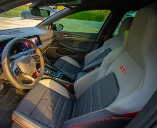 Innenraum von Volkswagen Golf 8 zur Miete in VAE. Ein großartiges 5-Sitzer Fahrzeug mit Automatisch Getriebe.