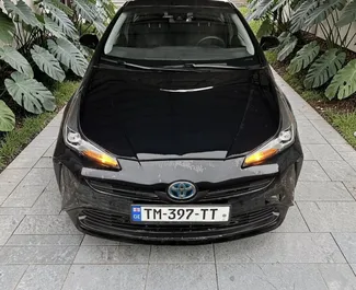 Frontansicht eines Mietwagens Toyota Prius in Batumi, Georgien ✓ Auto Nr.15940. ✓ Automatisch TM ✓ 0 Bewertungen.