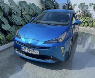 Frontansicht eines Mietwagens Toyota Prius in Batumi, Georgien ✓ Auto Nr.16130. ✓ Automatisch TM ✓ 0 Bewertungen.