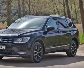Frontansicht eines Mietwagens Volkswagen Tiguan in Becici, Montenegro ✓ Auto Nr.15906. ✓ Automatisch TM ✓ 0 Bewertungen.