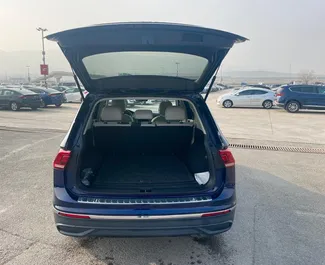 Innenraum von Volkswagen Tiguan zur Miete in Georgien. Ein großartiges 5-Sitzer Fahrzeug mit Automatisch Getriebe.