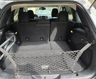 Jeep Cherokee 2016 mit Antriebssystem Allradantrieb, verfügbar am Flughafen Tiflis.