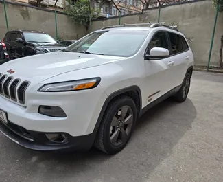 Frontansicht eines Mietwagens Jeep Cherokee am Flughafen Tiflis, Georgien ✓ Auto Nr.15923. ✓ Automatisch TM ✓ 0 Bewertungen.