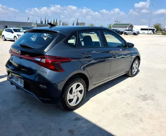 Innenraum von Hyundai i20 zur Miete in der Türkei. Ein großartiges 5-Sitzer Fahrzeug mit Automatisch Getriebe.