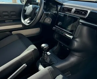 Innenraum von Citroen C3 zur Miete in Montenegro. Ein großartiges 5-Sitzer Fahrzeug mit Schaltgetriebe Getriebe.