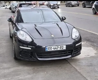 Frontansicht eines Mietwagens Porsche Panamera in Tiflis, Georgien ✓ Auto Nr.16041. ✓ Automatisch TM ✓ 0 Bewertungen.