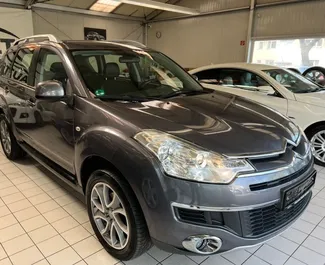 Frontansicht eines Mietwagens Citroen C-Crosser am Flughafen von Tirana, Albanien ✓ Auto Nr.10119. ✓ Schaltgetriebe TM ✓ 0 Bewertungen.