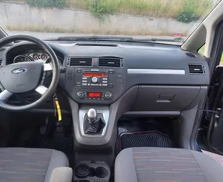 Frontansicht eines Mietwagens Ford C-Max am Flughafen von Tirana, Albanien ✓ Auto Nr.11928. ✓ Schaltgetriebe TM ✓ 0 Bewertungen.