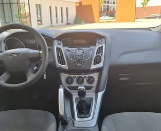 Frontansicht eines Mietwagens Ford Focus am Flughafen von Tirana, Albanien ✓ Auto Nr.11923. ✓ Schaltgetriebe TM ✓ 0 Bewertungen.