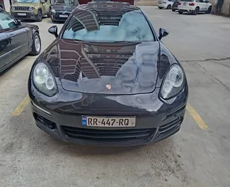 Frontansicht eines Mietwagens Porsche Panamera in Tiflis, Georgien ✓ Auto Nr.16075. ✓ Automatisch TM ✓ 0 Bewertungen.