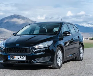 Frontansicht eines Mietwagens Ford Focus SW in Podgorica, Montenegro ✓ Auto Nr.9020. ✓ Schaltgetriebe TM ✓ 0 Bewertungen.