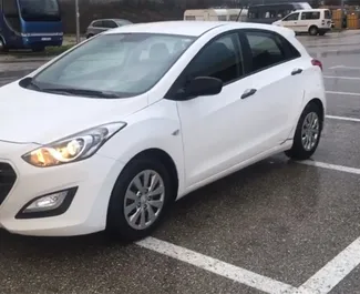 Frontansicht eines Mietwagens Hyundai i30 am Flughafen Podgorica, Montenegro ✓ Auto Nr.16087. ✓ Automatisch TM ✓ 0 Bewertungen.