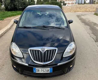 Autovermietung Lancia Musa Nr.9995 Schaltgetriebe am Flughafen von Tirana, ausgestattet mit einem 1,4L Motor ➤ Von Begi in Albanien.