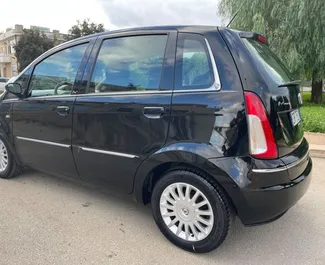 Frontansicht eines Mietwagens Lancia Musa am Flughafen von Tirana, Albanien ✓ Auto Nr.9995. ✓ Schaltgetriebe TM ✓ 1 Bewertungen.