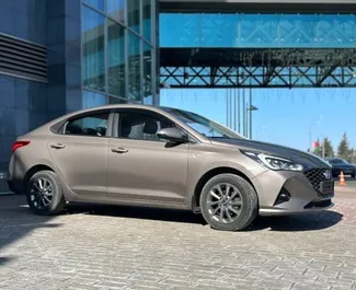 Frontansicht eines Mietwagens Hyundai Accent in Minsk, Weißrussland ✓ Auto Nr.15924. ✓ Automatisch TM ✓ 0 Bewertungen.