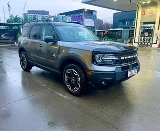 Innenraum von Ford Bronco zur Miete in Georgien. Ein großartiges 5-Sitzer Fahrzeug mit Automatisch Getriebe.
