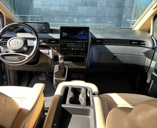 Vermietung Hyundai Staria. Komfort, Minivan Fahrzeug zur Miete in Weißrussland ✓ Kaution Einzahlung von 200 USD ✓ Versicherungsoptionen KFZ-HV.