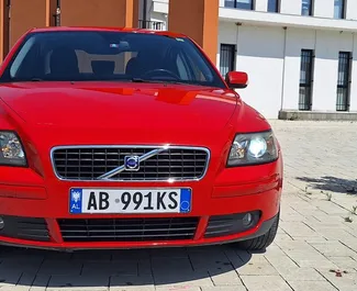 Frontansicht eines Mietwagens Volvo S40 am Flughafen von Tirana, Albanien ✓ Auto Nr.10002. ✓ Schaltgetriebe TM ✓ 0 Bewertungen.