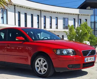 Autovermietung Volvo S40 Nr.10002 Schaltgetriebe am Flughafen von Tirana, ausgestattet mit einem 1,6L Motor ➤ Von Begi in Albanien.