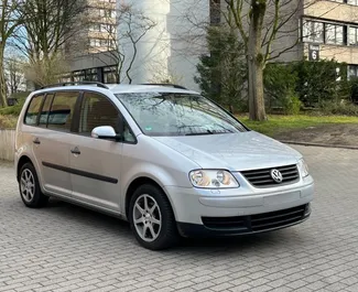 Frontansicht eines Mietwagens Volkswagen Touran am Flughafen von Tirana, Albanien ✓ Auto Nr.10006. ✓ Schaltgetriebe TM ✓ 0 Bewertungen.
