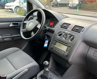 Autovermietung Volkswagen Touran Nr.10006 Schaltgetriebe am Flughafen von Tirana, ausgestattet mit einem 1,9L Motor ➤ Von Begi in Albanien.
