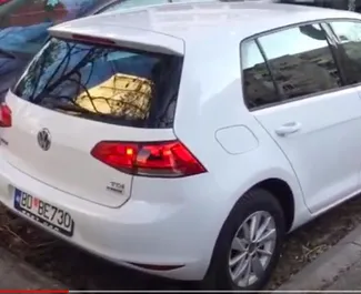 Frontansicht eines Mietwagens Volkswagen Golf 7 am Flughafen Podgorica, Montenegro ✓ Auto Nr.16216. ✓ Automatisch TM ✓ 0 Bewertungen.