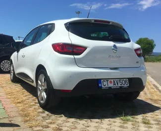 Frontansicht eines Mietwagens Renault Clio 4 am Flughafen Podgorica, Montenegro ✓ Auto Nr.16221. ✓ Schaltgetriebe TM ✓ 0 Bewertungen.