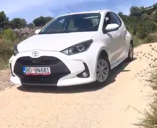 Frontansicht eines Mietwagens Toyota Yaris am Flughafen Podgorica, Montenegro ✓ Auto Nr.16207. ✓ Automatisch TM ✓ 0 Bewertungen.