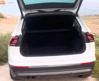 Vermietung Volkswagen Tiguan. Komfort, Crossover Fahrzeug zur Miete in Montenegro ✓ Kaution Keine Kaution ✓ Versicherungsoptionen KFZ-HV, VKV Plus, VKV Komplett, Insassen, Diebstahlschutz, Ausland.