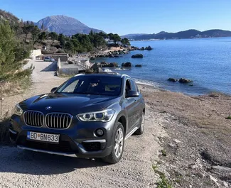 Frontansicht eines Mietwagens BMW X1 am Flughafen Podgorica, Montenegro ✓ Auto Nr.16200. ✓ Automatisch TM ✓ 0 Bewertungen.