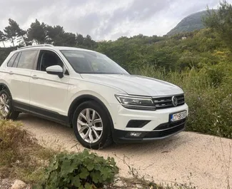 Frontansicht eines Mietwagens Volkswagen Tiguan am Flughafen Podgorica, Montenegro ✓ Auto Nr.16218. ✓ Automatisch TM ✓ 0 Bewertungen.