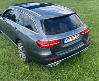 Mietwagen Mercedes-Benz E-Class 2018 in Montenegro, mit Diesel-Kraftstoff und 193 PS ➤ Ab 42 EUR pro Tag.