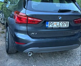 Frontansicht eines Mietwagens BMW X1 am Flughafen Podgorica, Montenegro ✓ Auto Nr.15686. ✓ Automatisch TM ✓ 0 Bewertungen.