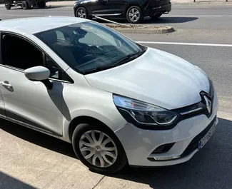 Frontansicht eines Mietwagens Renault Clio 4 am Flughafen Podgorica, Montenegro ✓ Auto Nr.16478. ✓ Schaltgetriebe TM ✓ 0 Bewertungen.