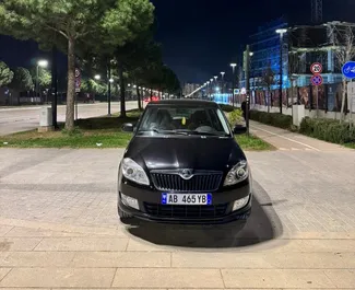 Frontansicht eines Mietwagens Skoda Fabia in Tirana, Albanien ✓ Auto Nr.16443. ✓ Schaltgetriebe TM ✓ 0 Bewertungen.