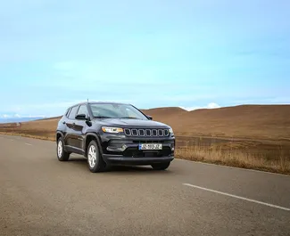 Frontansicht eines Mietwagens Jeep Compass in Tiflis, Georgien ✓ Auto Nr.16286. ✓ Automatisch TM ✓ 0 Bewertungen.