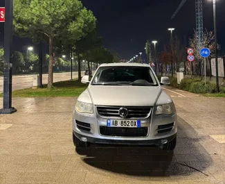 Frontansicht eines Mietwagens Volkswagen Touareg in Tirana, Albanien ✓ Auto Nr.16438. ✓ Automatisch TM ✓ 0 Bewertungen.