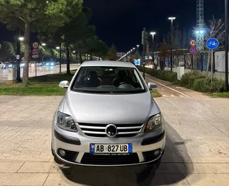 Frontansicht eines Mietwagens Volkswagen Golf Plus in Tirana, Albanien ✓ Auto Nr.16435. ✓ Automatisch TM ✓ 0 Bewertungen.