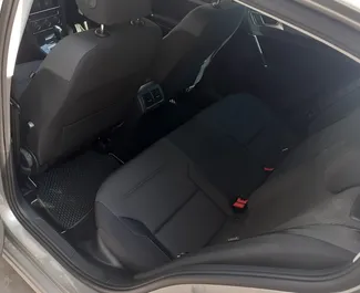Innenraum von Volkswagen Golf 7 zur Miete auf Zypern. Ein großartiges 5-Sitzer Fahrzeug mit Automatisch Getriebe.